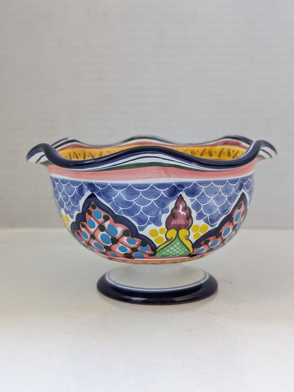 HERNANDEZ "HZ" PUE MEX
Puebla Mexico Hand Painted Art Pottery Talavera Bowl